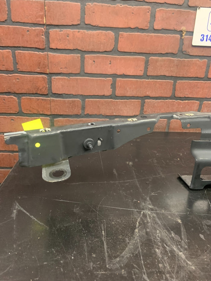 06-10 Saturn Sky Rear Bumper Center Reinforcement Filler Bracket Attachment OEM