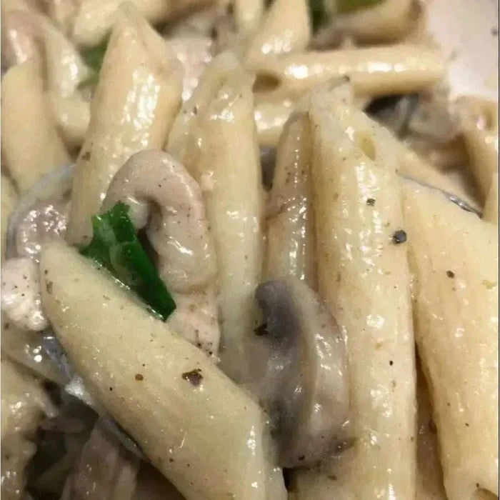 Denny Alfredo Pasta Sauce 400g bottle with creamy Parmesan and garlic flavor