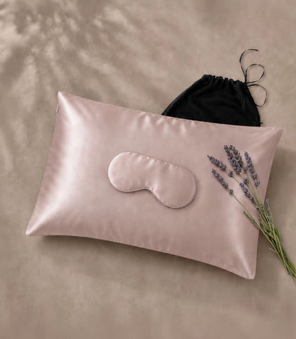 The Essential Sleep With Silk Gift Set includes a 100% silk Essential Pillowslip with hidden zip closure and a pure silk Eye Mask in your choice of colour combination.  The Sleep set is beautifully presented in a 100% Georgette silk reusable gift bag with drawstring.