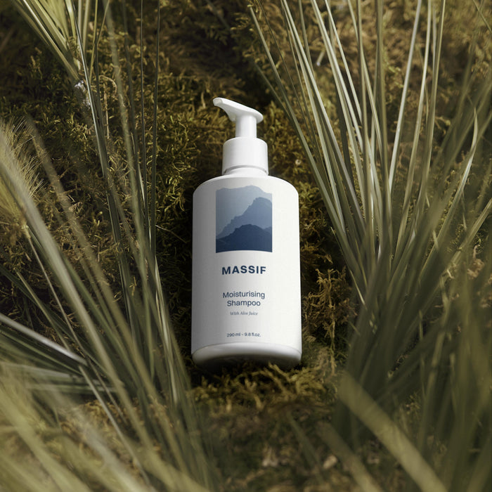 Massif Moisturising Shampoo med aloe i naturlig miljø