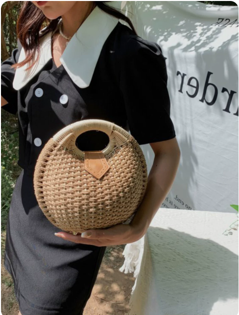 Beige seashell raffia handbag by Grace Beauty, stylish summer handbag with woven design and natural texture.